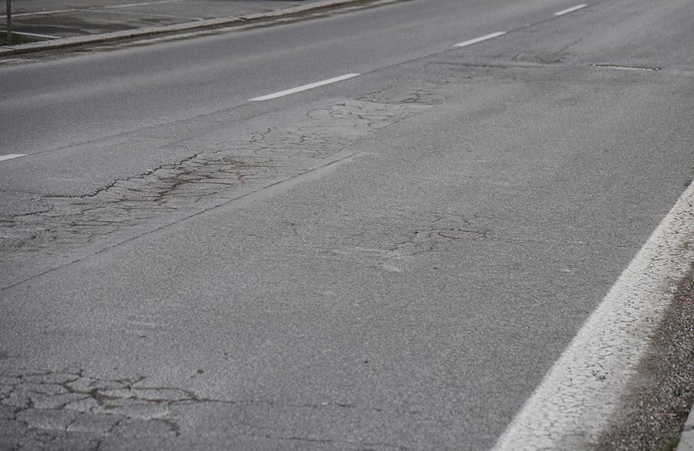 FOTO: Vozovka na ulici 1. mája v centre Žiliny sa rozpadáva, na ceste sú výtlky, koľaje a praskliny, foto 13