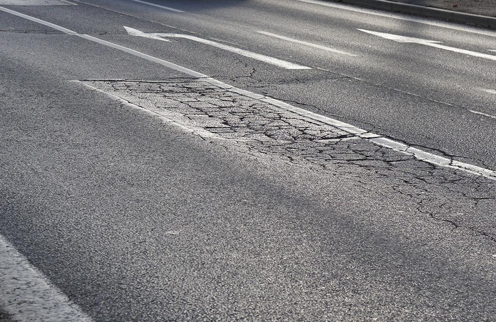 FOTO: Vozovka na ulici 1. mája v centre Žiliny sa rozpadáva, na ceste sú výtlky, koľaje a praskliny, foto 4