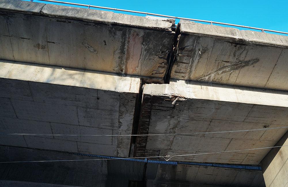 FOTO: Mosty na žilinskej estakáde sú na viacerých miestach poškodené, oprava je v nedohľadne, foto 4