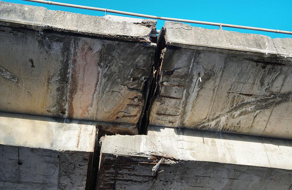 FOTO: Mosty na žilinskej estakáde sú na viacerých miestach poškodené, oprava je v nedohľadne, foto 3