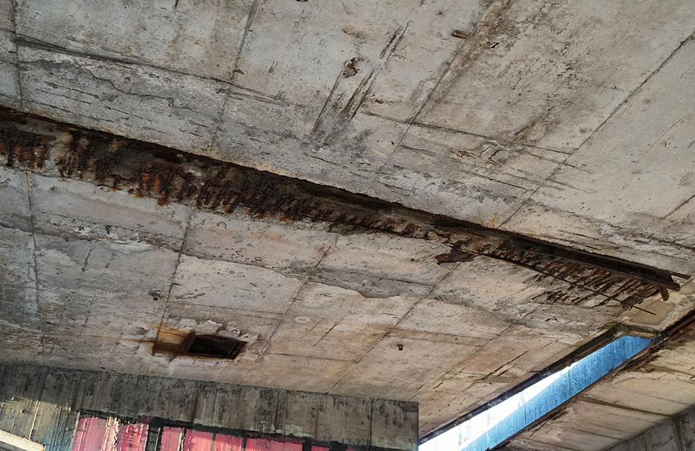 FOTO: Mosty na žilinskej estakáde sú na viacerých miestach poškodené, oprava je v nedohľadne, foto 7