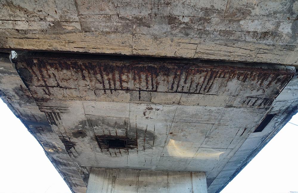 FOTO: Mosty na žilinskej estakáde sú na viacerých miestach poškodené, oprava je v nedohľadne, foto 9
