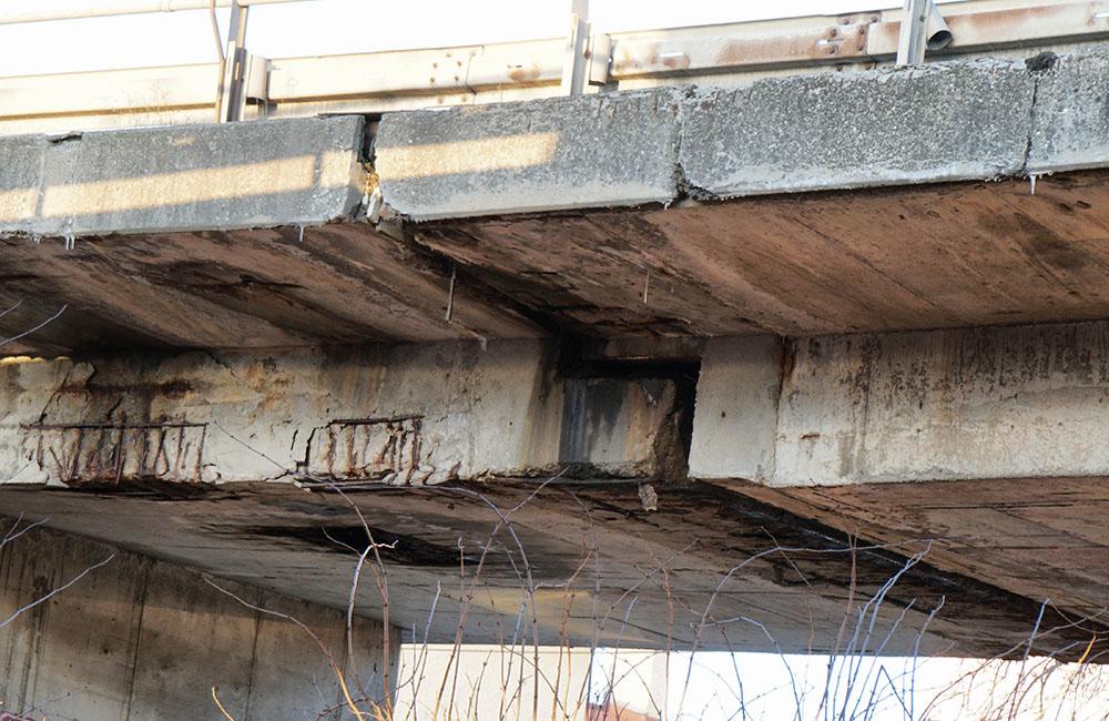 FOTO: Mosty na žilinskej estakáde sú na viacerých miestach poškodené, oprava je v nedohľadne, foto 1