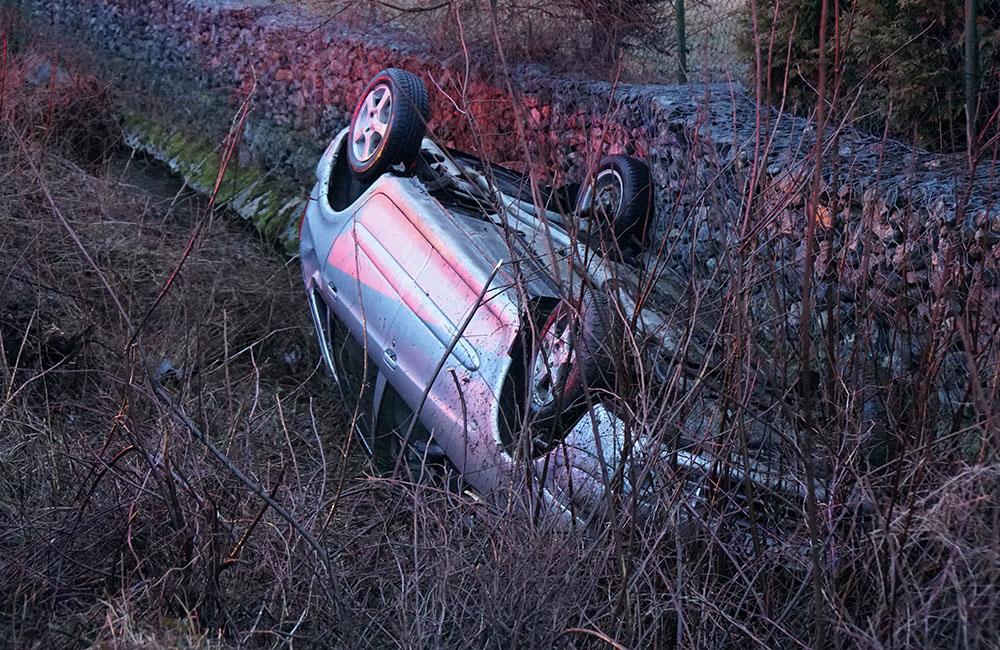 FOTO: V mestskej časti Rosinky zišlo osobné auto z cesty a skončilo prevrátené na streche v potoku, foto 3