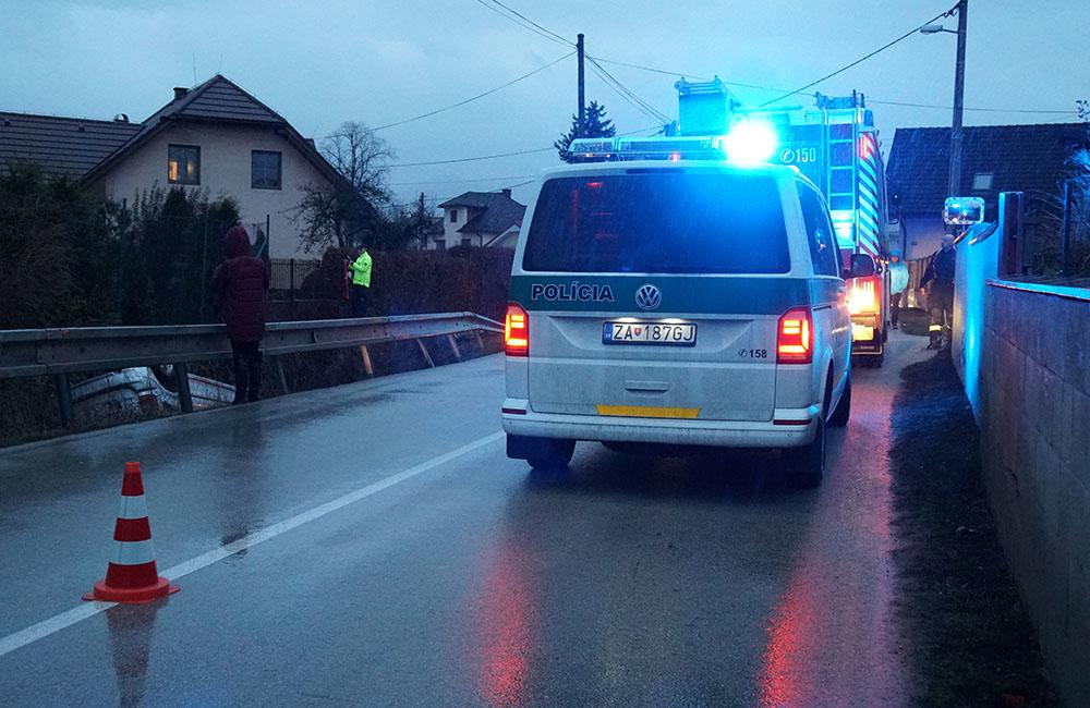 FOTO: V mestskej časti Rosinky zišlo osobné auto z cesty a skončilo prevrátené na streche v potoku, foto 4