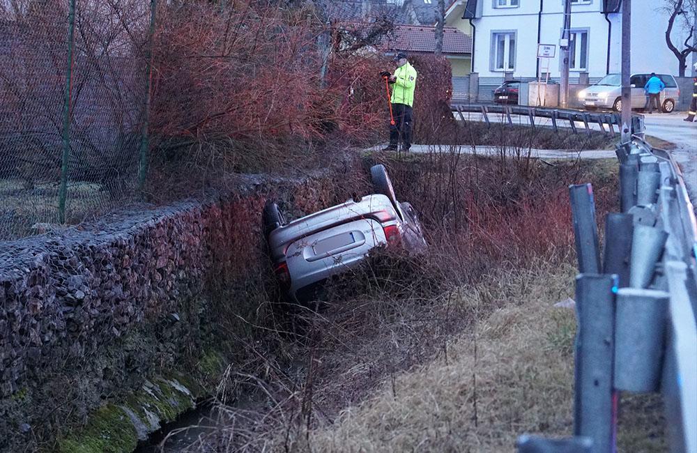 FOTO: V mestskej časti Rosinky zišlo osobné auto z cesty a skončilo prevrátené na streche v potoku, foto 5