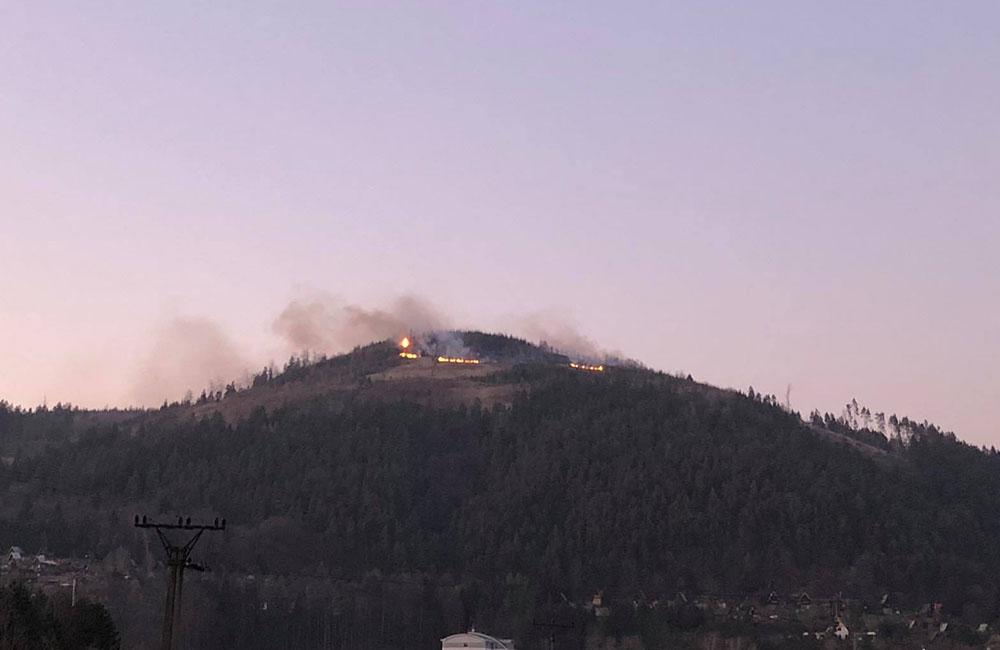 Nad Považským Chlmcom došlo k požiaru lesa a trávy, foto 2