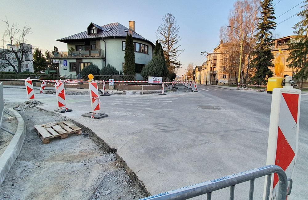 FOTO: Križovatku ulíc Komenského, Suvorovova a Juraja Fándlyho rozširujú o ďalšie jazdné pruhy, foto 1