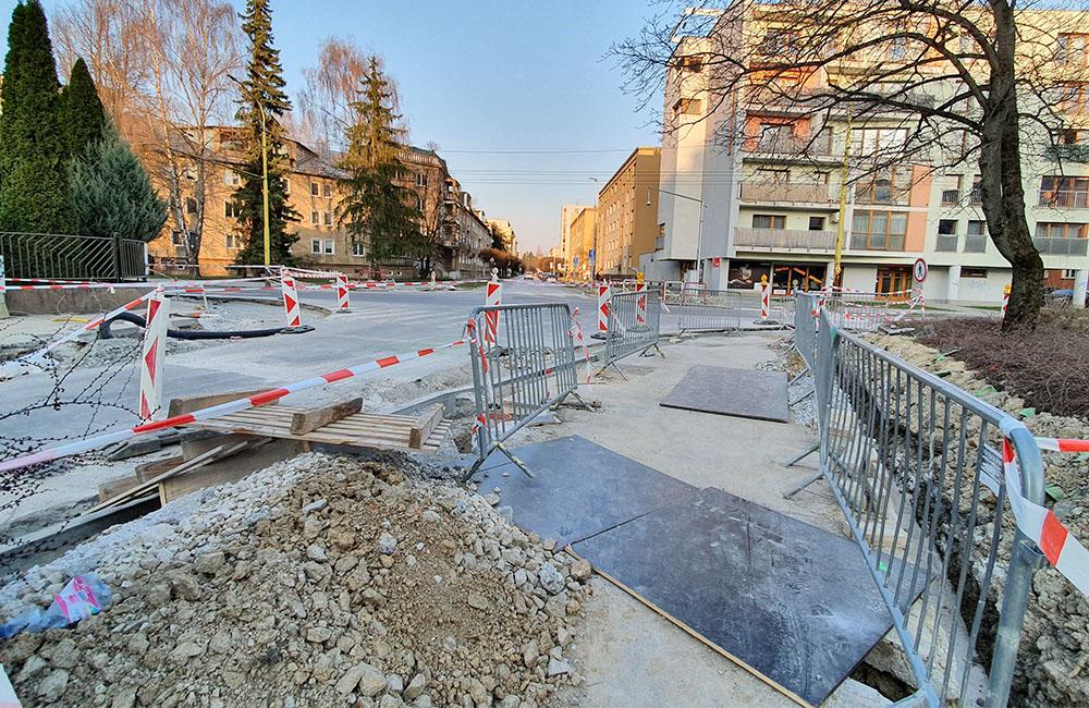 FOTO: Križovatku ulíc Komenského, Suvorovova a Juraja Fándlyho rozširujú o ďalšie jazdné pruhy, foto 3