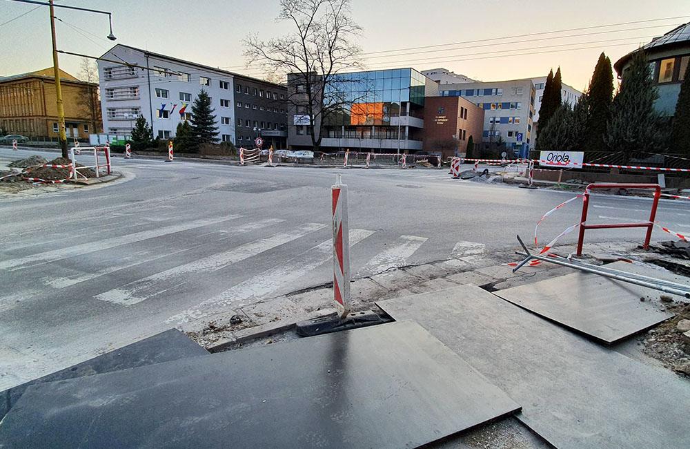 FOTO: Križovatku ulíc Komenského, Suvorovova a Juraja Fándlyho rozširujú o ďalšie jazdné pruhy, foto 6