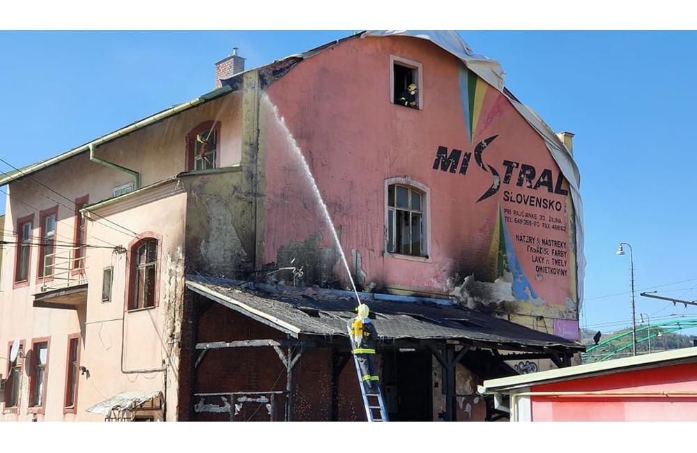AKTUÁLNE: Na Hviezdoslavovej v Žiline horí budova, foto 4