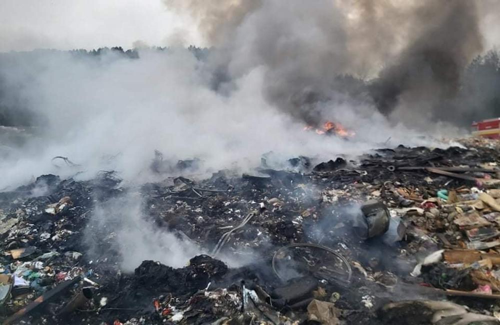 AKTUÁLNE: Pri Rajci horí skládka odpadu, zasahujú desiatky hasičov, foto 3