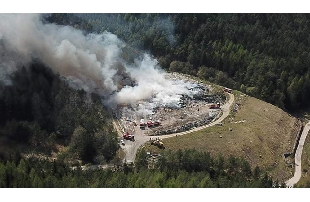 AKTUÁLNE: Pri Rajci horí skládka odpadu, zasahujú desiatky hasičov, foto 2