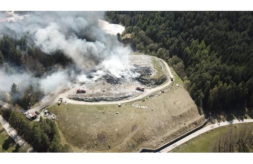 AKTUÁLNE: Pri Rajci horí skládka odpadu, zasahujú desiatky hasičov, foto 1