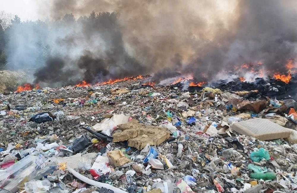 AKTUÁLNE: Pri Rajci horí skládka odpadu, zasahujú desiatky hasičov, foto 4