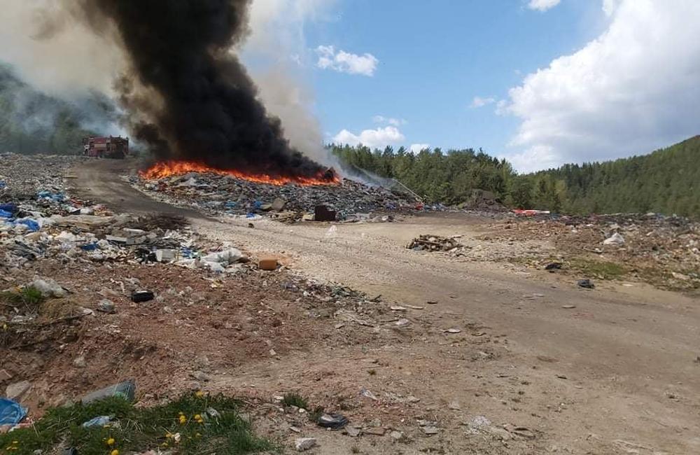 AKTUÁLNE: Pri Rajci horí skládka odpadu, zasahujú desiatky hasičov, foto 5