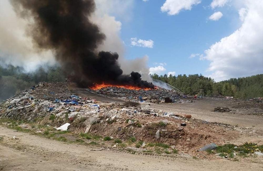 AKTUÁLNE: Pri Rajci horí skládka odpadu, zasahujú desiatky hasičov, foto 6