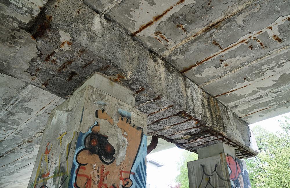 FOTO: Dva mosty na sídlisku Vlčince sú v zlom technickom stave, praská už aj vozovka, foto 6