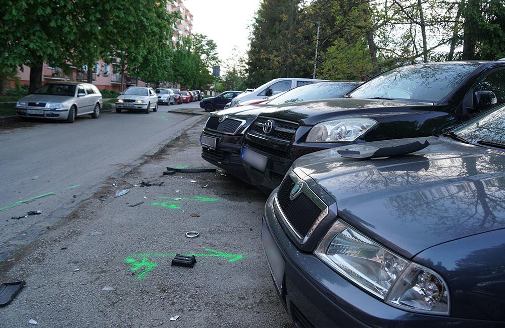 FOTO: Neznámy vodič zdemoloval štyri autá na ulici Bajzova a ušiel, hľadajú sa svedkovia, foto 5