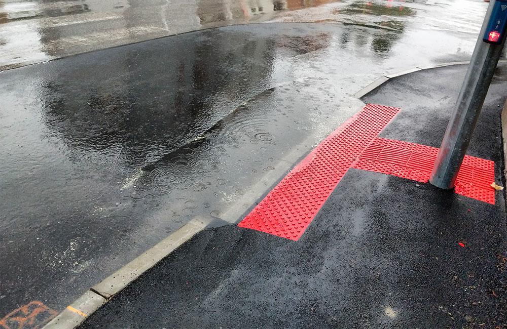 FOTO: Prvý dážď odhalil nedostatky zrekonštruovanej križovatky na Komenského ulici, foto 1