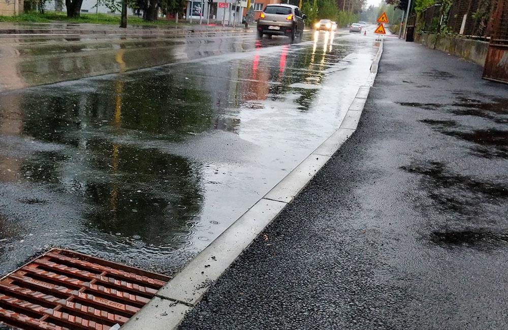 FOTO: Prvý dážď odhalil nedostatky zrekonštruovanej križovatky na Komenského ulici, foto 2