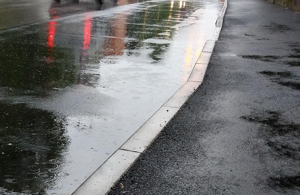 FOTO: Prvý dážď odhalil nedostatky zrekonštruovanej križovatky na Komenského ulici, foto 3