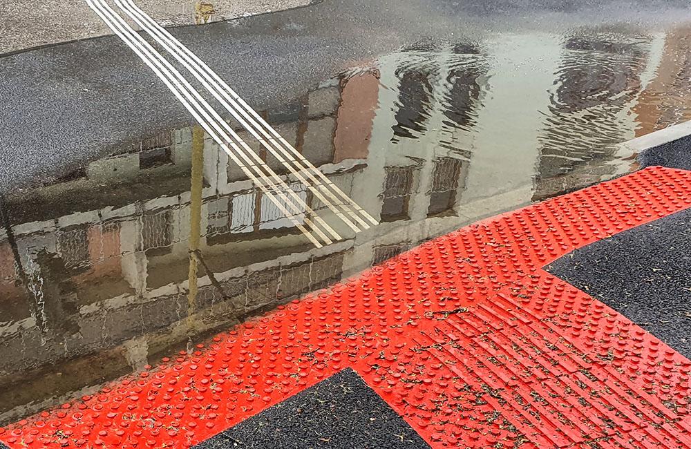 FOTO: Prvý dážď odhalil nedostatky zrekonštruovanej križovatky na Komenského ulici, foto 8