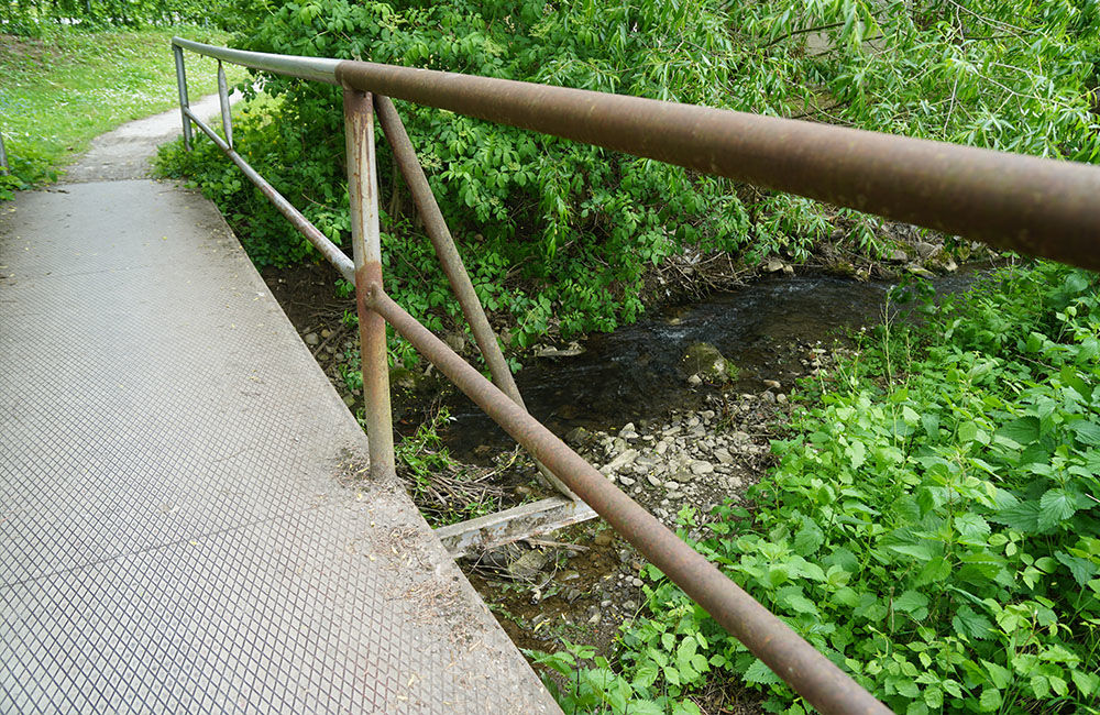 Poškodený most a lávka pre peších v mestskej časti Rosinky, foto 2