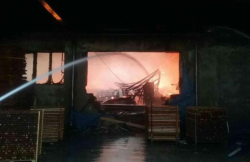 FOTO: Požiar výrobnej haly v Oravskom Podzámku 19.6.2020, foto 1
