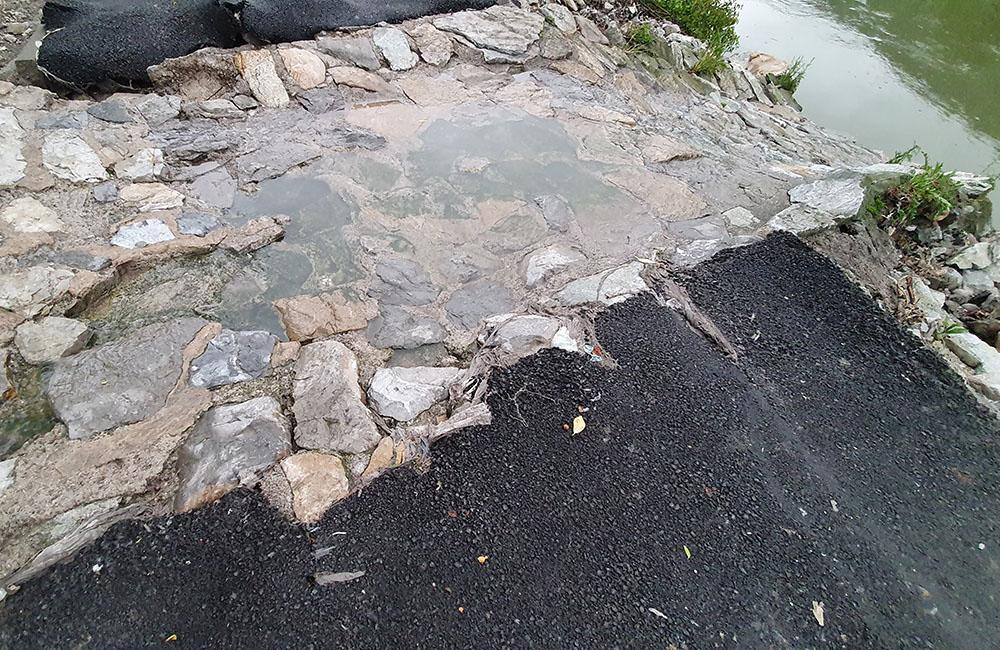 FOTO: Novú cyklotrasu popri Váhu poškodil prívalový dažď v mieste obchádzky kanalizačnej stoky, foto 6