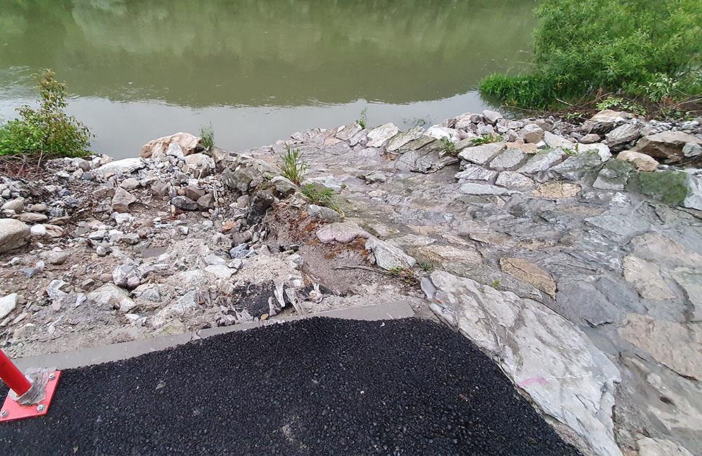 FOTO: Novú cyklotrasu popri Váhu poškodil prívalový dažď v mieste obchádzky kanalizačnej stoky, foto 13