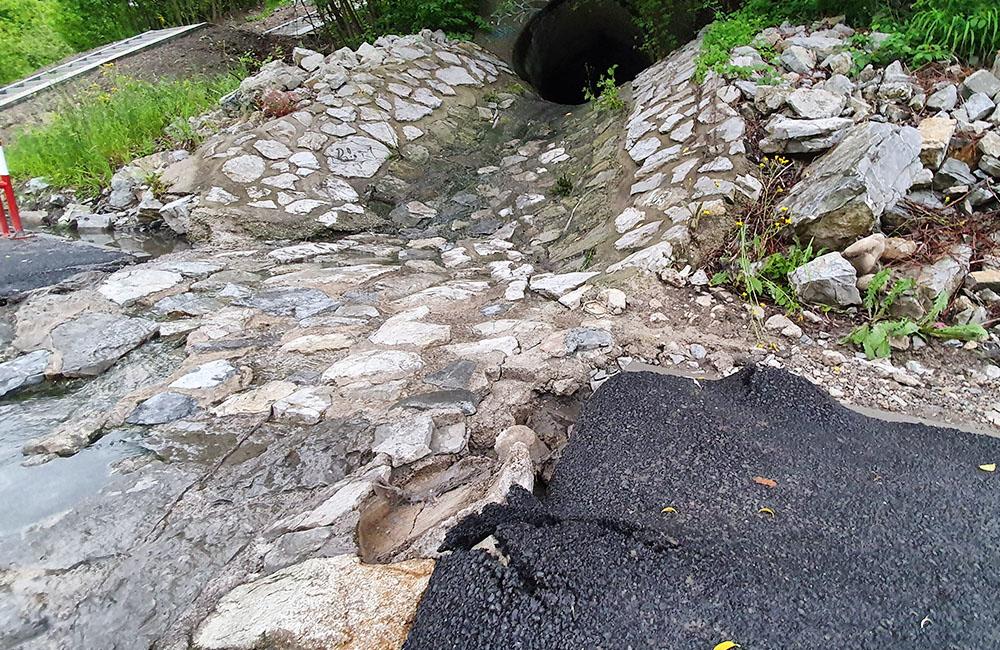 FOTO: Novú cyklotrasu popri Váhu poškodil prívalový dažď v mieste obchádzky kanalizačnej stoky, foto 11