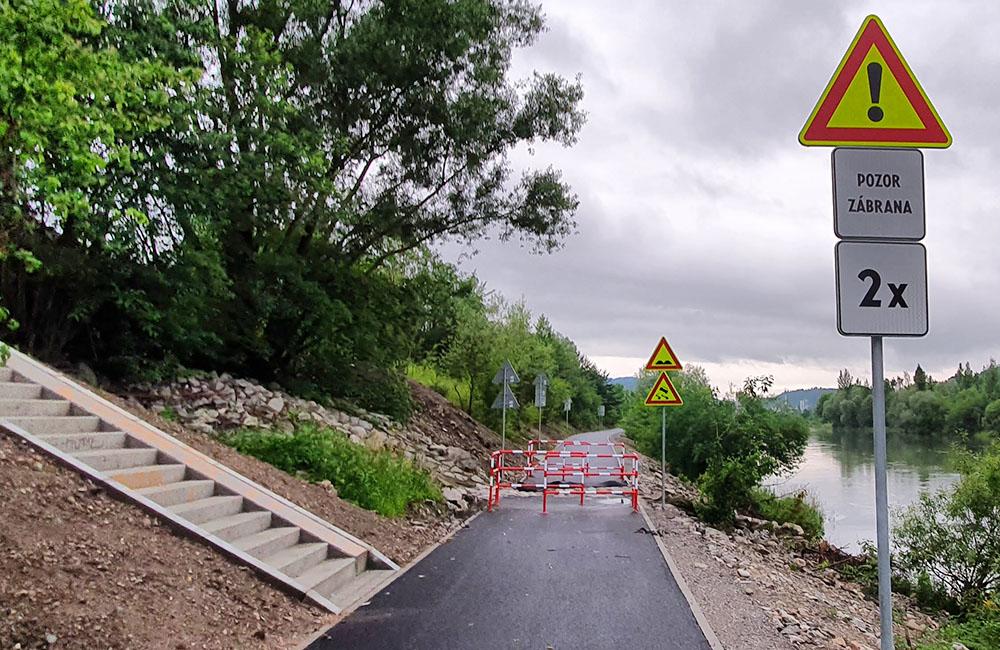 FOTO: Novú cyklotrasu popri Váhu poškodil prívalový dažď v mieste obchádzky kanalizačnej stoky, foto 1