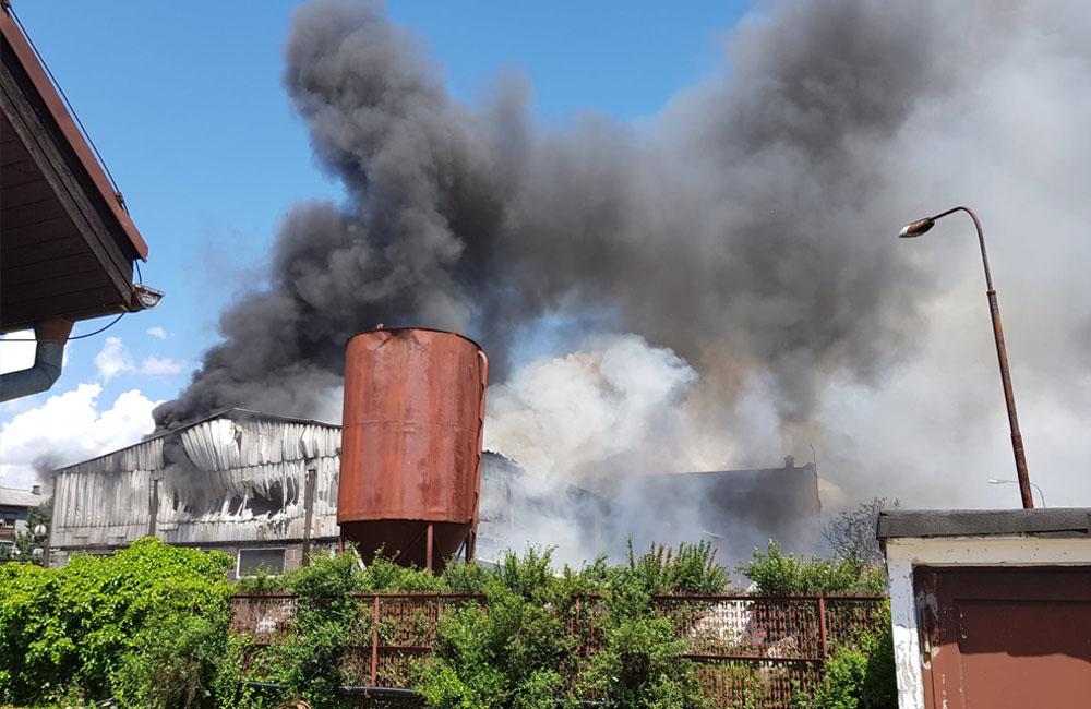 FOTO: V Kysuckom Novom Meste horí budova autoservisu, foto 3