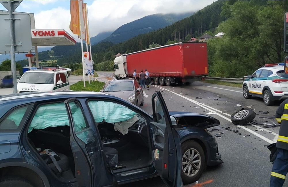 FOTO: V Ružomberku došlo k zrážke kamióna s osobným autom, cesta je neprejazdná, foto 1
