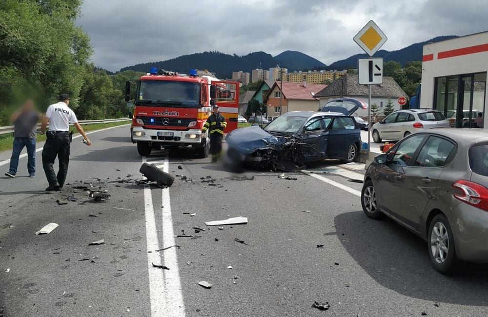 FOTO: V Ružomberku došlo k zrážke kamióna s osobným autom, cesta je neprejazdná, foto 2