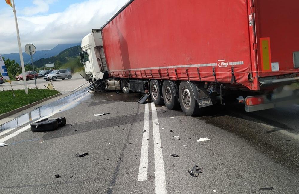 FOTO: V Ružomberku došlo k zrážke kamióna s osobným autom, cesta je neprejazdná, foto 3