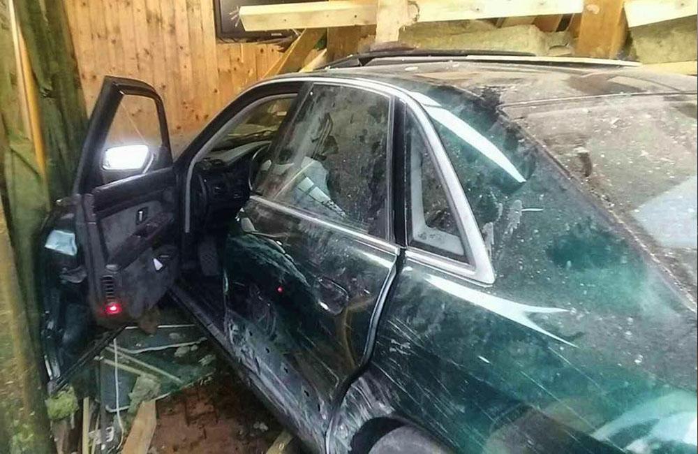 FOTO: Pri dopravnej nehode v Liptovskom Mikuláši narazilo osobné auto do reštaurácie, foto 4