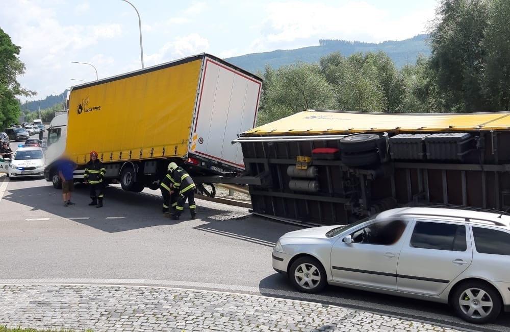 FOTO + VIDEO: Na Orave sa prevrátil kamión prechádzajúci kruhovým objazdom, doprava je odklonená, foto 1