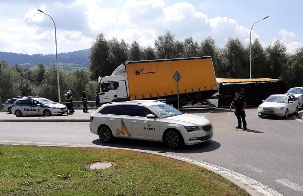 FOTO + VIDEO: Na Orave sa prevrátil kamión prechádzajúci kruhovým objazdom, doprava je odklonená, foto 2