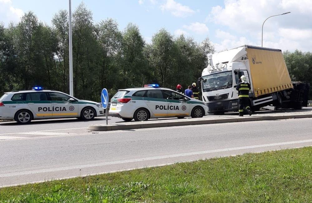 FOTO + VIDEO: Na Orave sa prevrátil kamión prechádzajúci kruhovým objazdom, doprava je odklonená, foto 3