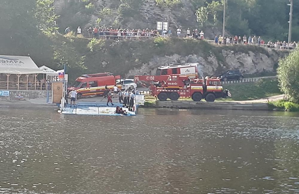 FOTO: Vyťahovanie potopeného auta v rieke Váh v obci Strečno, foto 6
