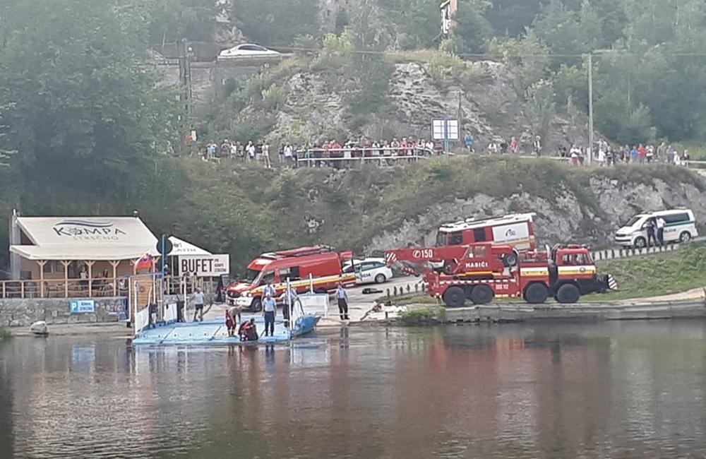 FOTO: Vyťahovanie potopeného auta v rieke Váh v obci Strečno, foto 7