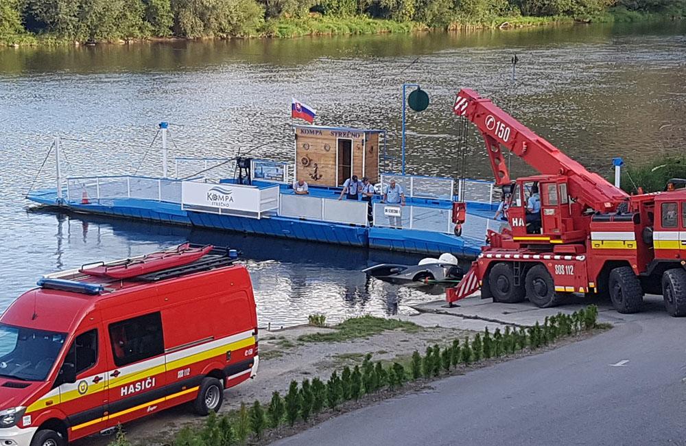 FOTO: Vyťahovanie potopeného auta v rieke Váh v obci Strečno, foto 3