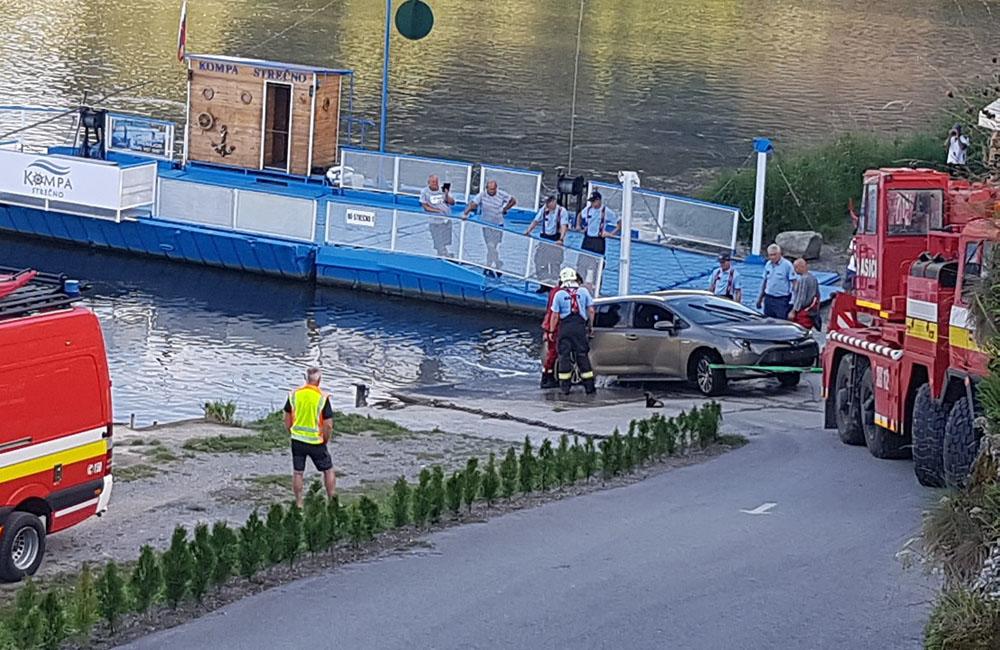 FOTO: Vyťahovanie potopeného auta v rieke Váh v obci Strečno, foto 4