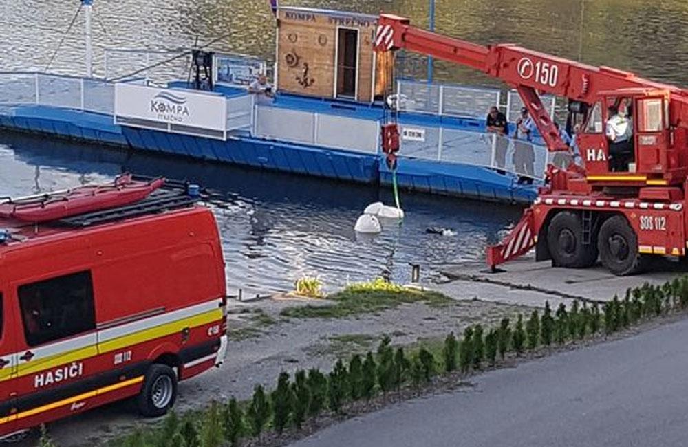 FOTO: Vyťahovanie potopeného auta v rieke Váh v obci Strečno, foto 1