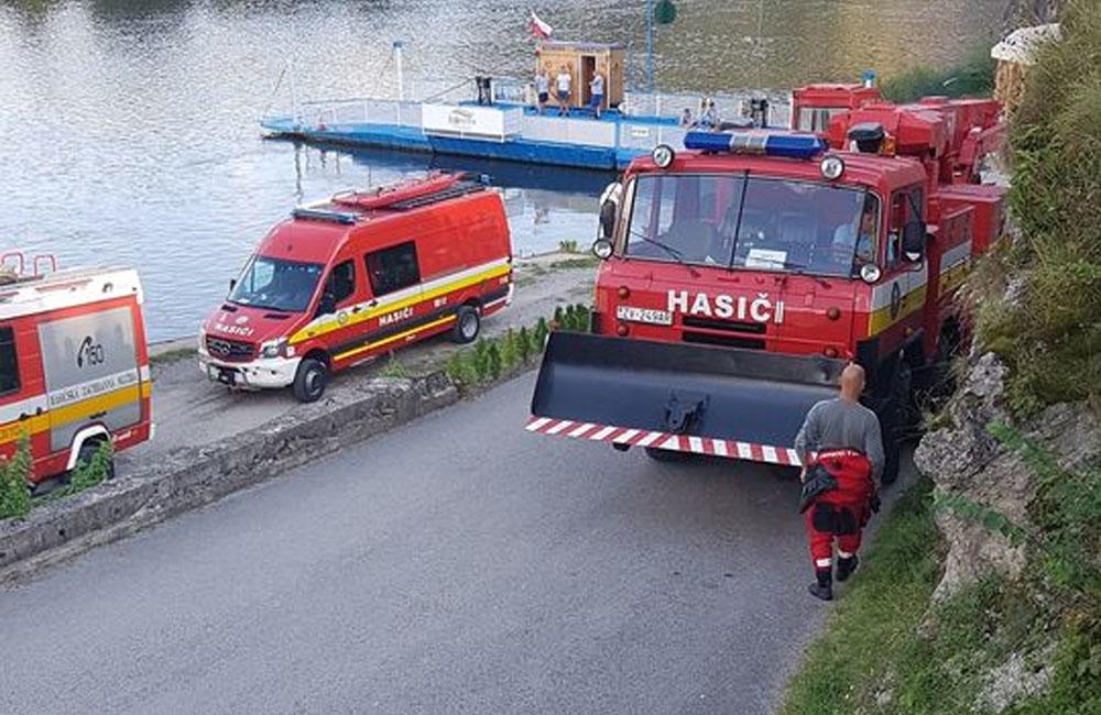 FOTO: Vyťahovanie potopeného auta v rieke Váh v obci Strečno, foto 2