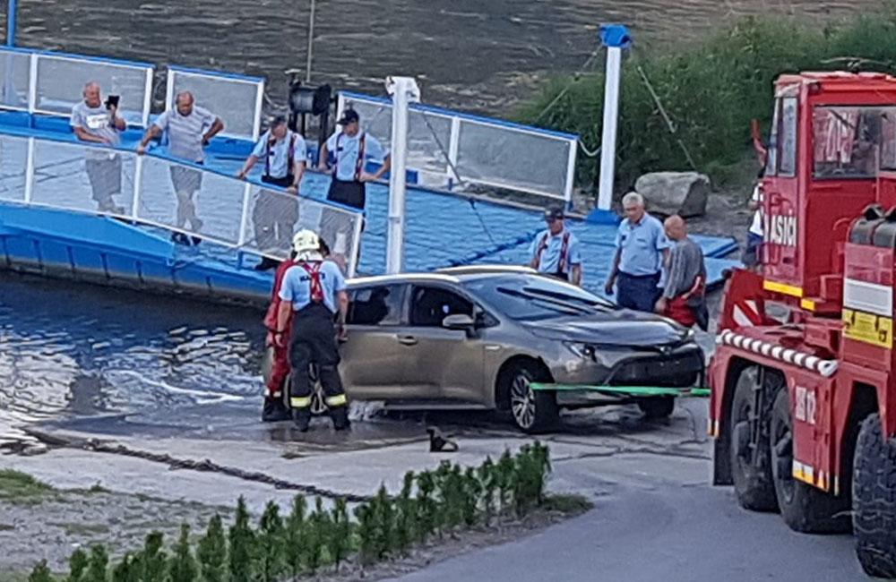 FOTO: Vyťahovanie potopeného auta v rieke Váh v obci Strečno, foto 5
