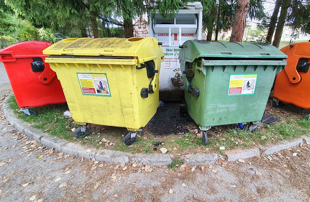 FOTO: Medzi kontajnery na separovaný odpad v mestskej časti Rosinky niekto vylial asfaltovú emulziu, foto 5