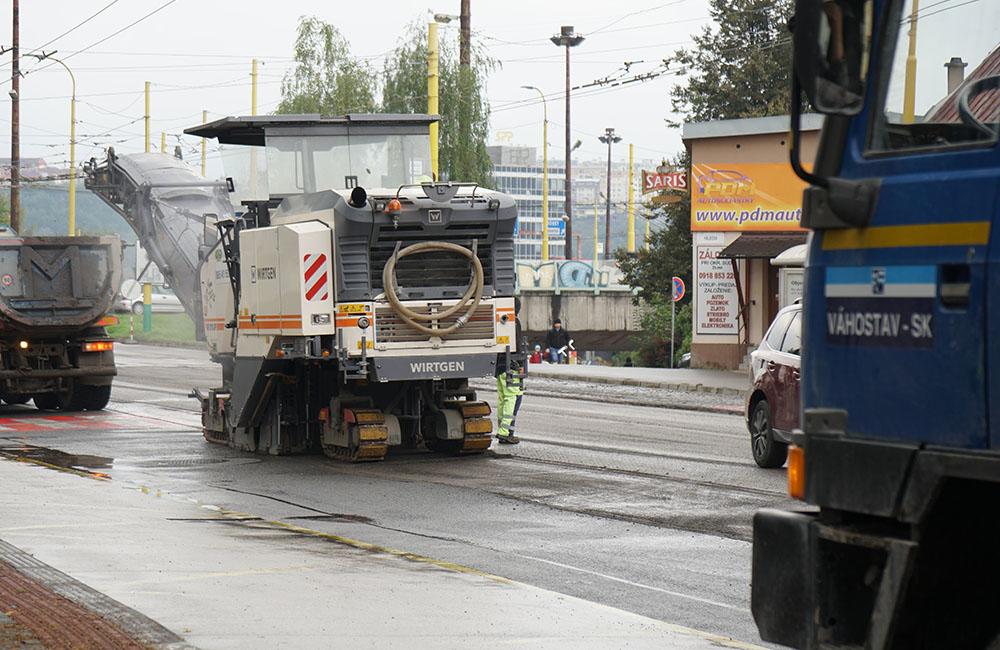 FOTO: Na ulici Hálkova v centre mesta sa dnes začala rekonštrukcia cesty, foto 1
